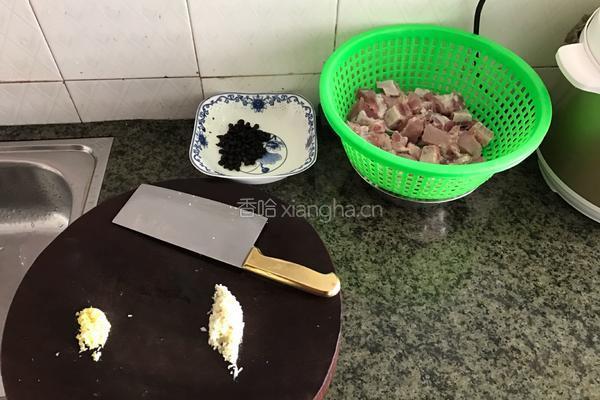 竹筒蒸排骨的做法图解1