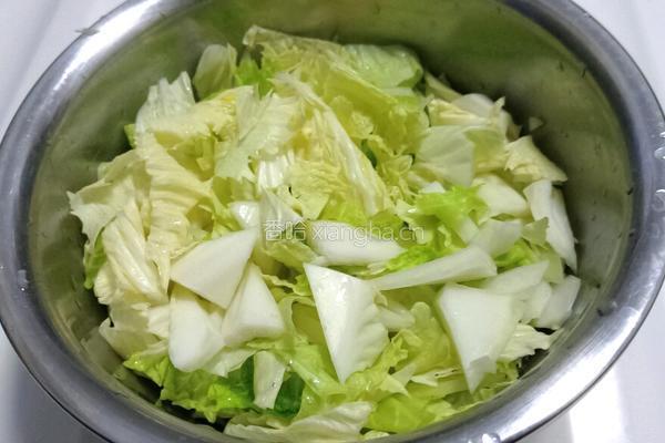 白菜大格扎炒肉的做法图解2