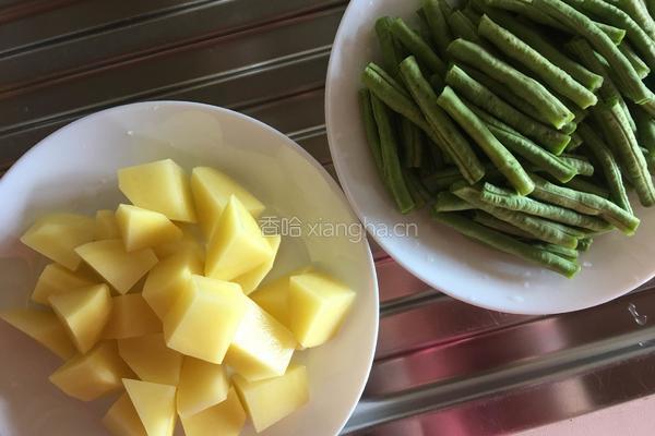 豆角土豆炖肉的做法图解2