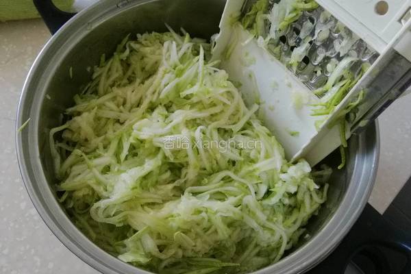 猪肉西葫芦水饺的做法图解5