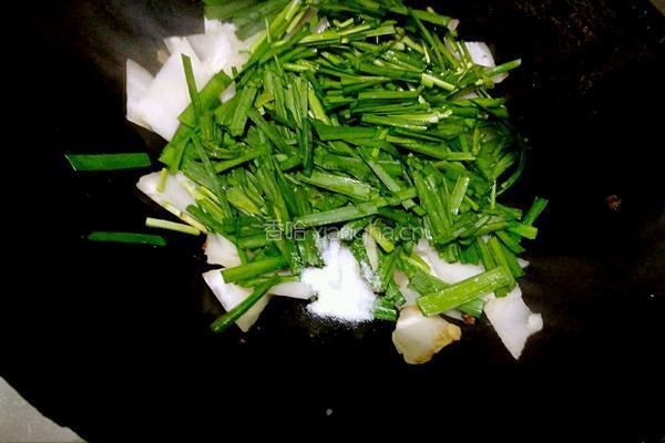 韭菜炒芥菜莴笋的做法图解6