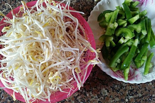 青椒炒豆芽的做法图解1