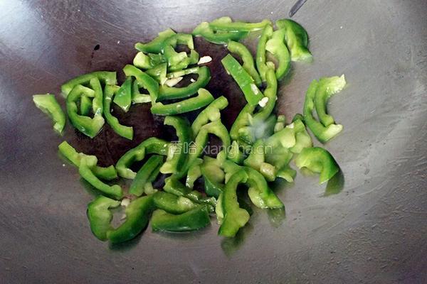 青椒炒豆芽的做法图解2