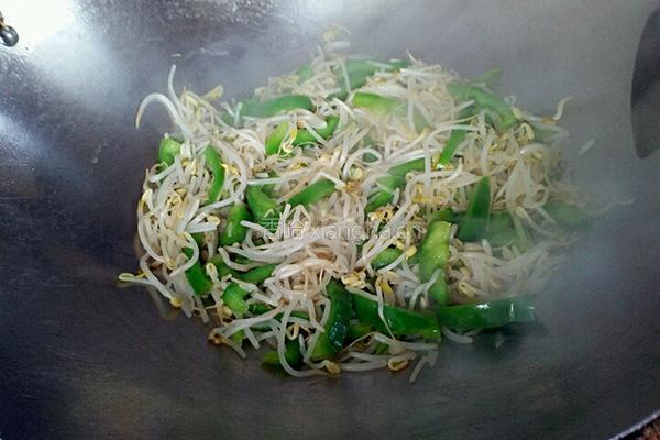 青椒炒豆芽的做法图解3