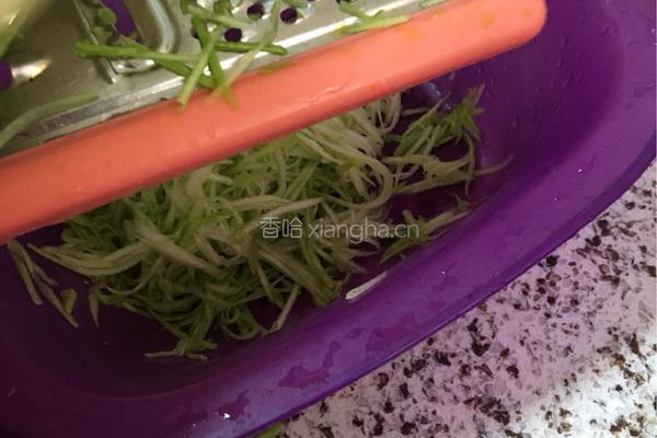 西葫芦咸食的做法图解1
