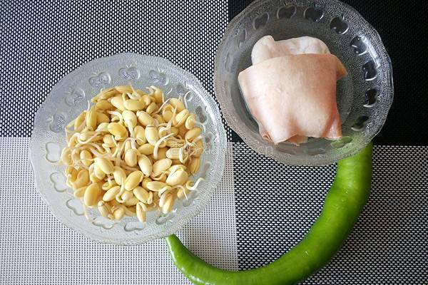 黄豆芽炒肉皮的做法图解1