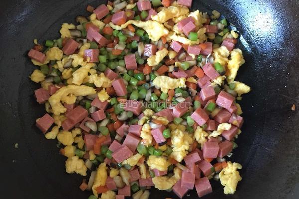 虾仁火腿炒饭的做法图解6