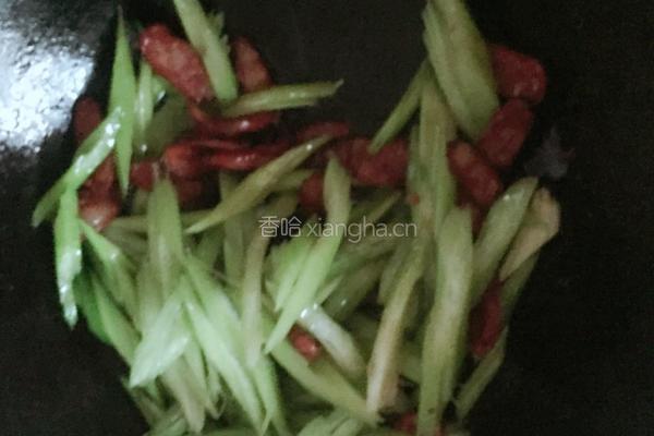 芹菜炒腊肠的做法图解4