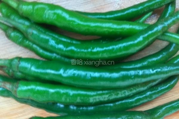 辣椒炒鸡蛋的做法图解1