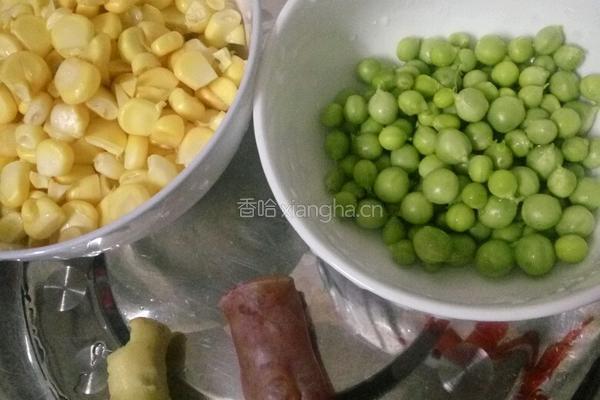 玉米兰豆粒炒腊肠的做法图解2