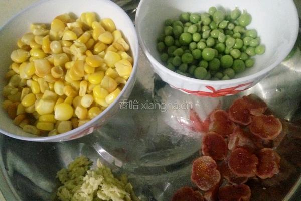 玉米兰豆粒炒腊肠的做法图解3