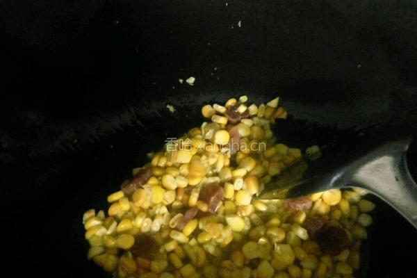玉米兰豆粒炒腊肠的做法图解4