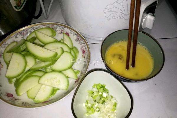 小瓜炒鸡蛋的做法图解1