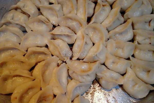 猪肉香葱馅锅贴的做法图解15