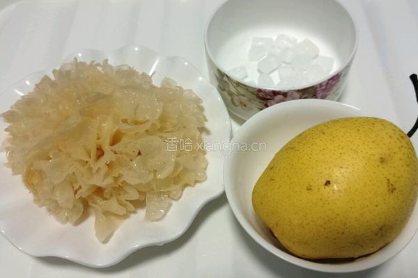 冰糖银耳雪梨的做法图解1