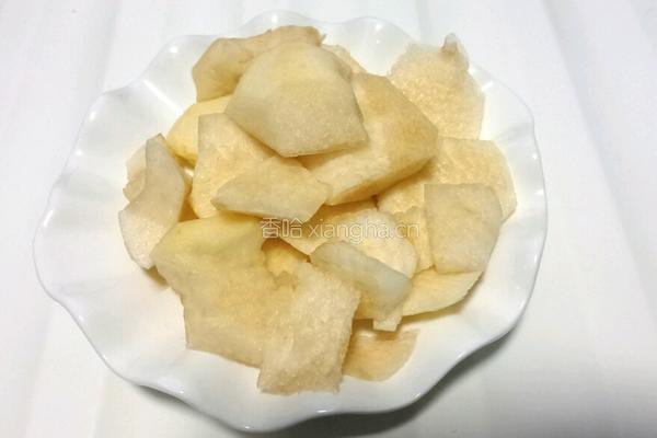冰糖银耳雪梨的做法图解2