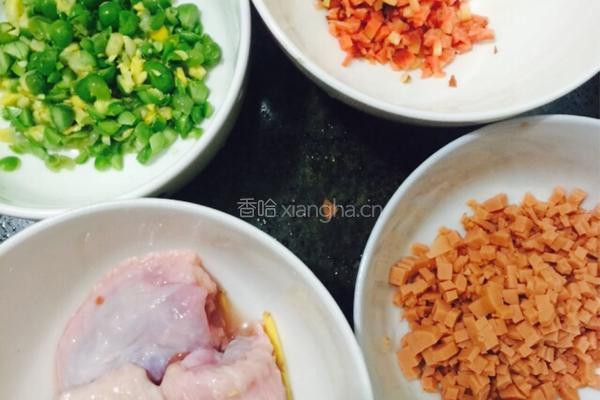 鸡翅包饭配秋葵的做法图解1