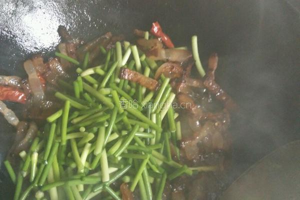蒜苔炒腊肉的做法图解5