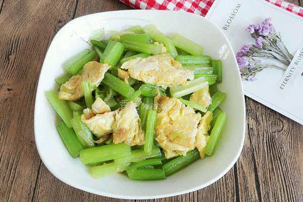 芹菜炒鸡蛋的做法图解13