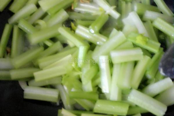 芹菜炒鸡蛋的做法图解7