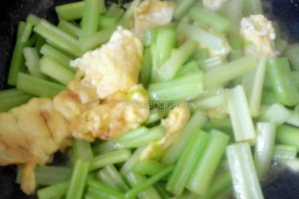 芹菜炒鸡蛋的做法图解8