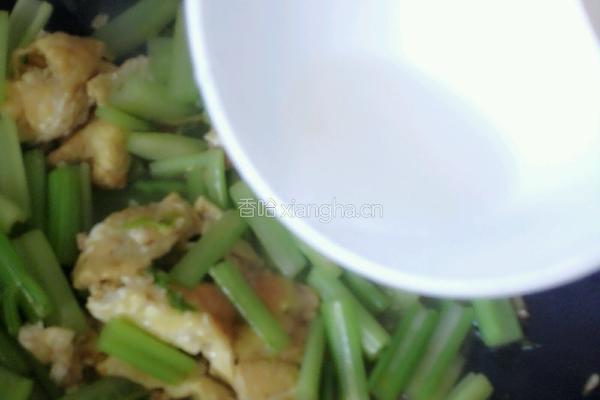 芹菜炒鸡蛋的做法图解10