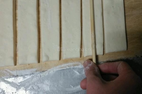 炸油条的做法图解10