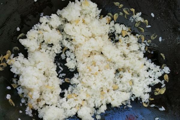 虾皮酱油炒饭的做法图解4