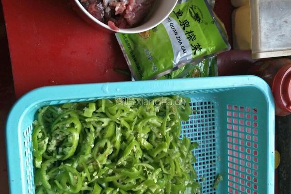 青椒榨菜肉丝面的做法图解1