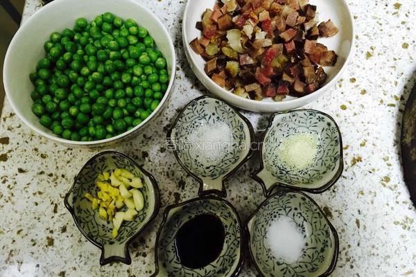 豌豆焖腊肉的做法图解1