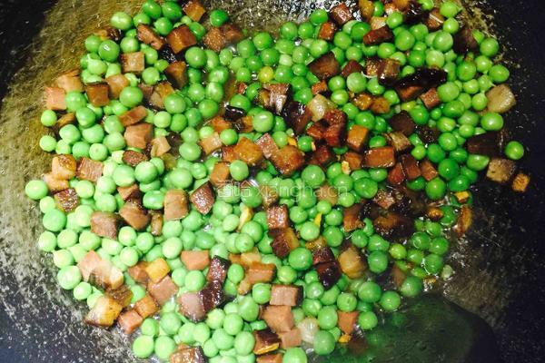 豌豆焖腊肉的做法图解5