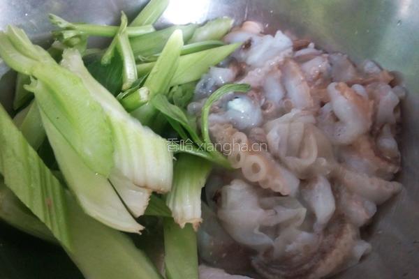 西芹炒章鱼的做法图解2