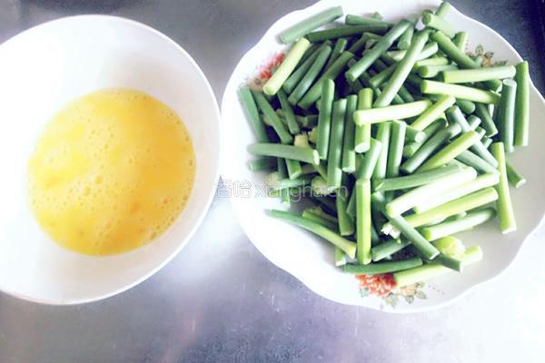 蒜苔炒鸡蛋的做法图解1