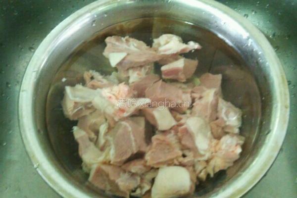 黄芪羊肉胡萝卜汤的做法图解1