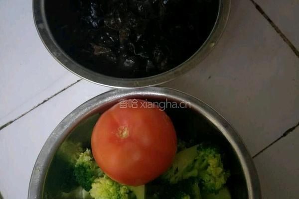 西兰花炒木耳的做法图解1