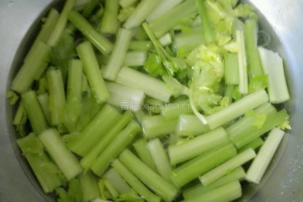 凉拌芹菜花生米的做法图解1