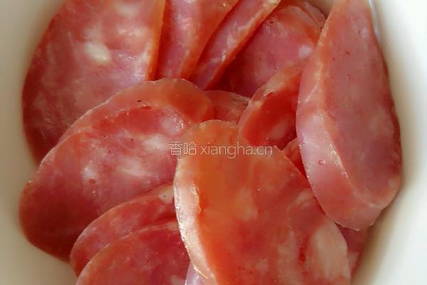荷兰豆炒腊肠的做法图解2