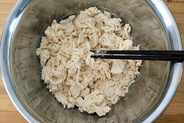 猪肉芹菜大葱馅煎饺的做法图解2
