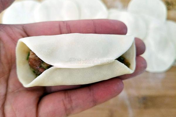 猪肉芹菜大葱馅煎饺的做法图解12