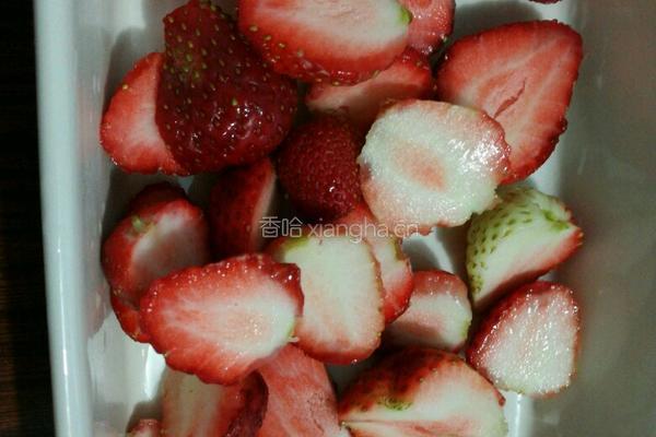 糖腌草莓的做法图解2