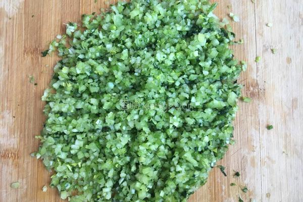 猪肉芹菜饺子的做法图解1