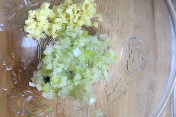 猪肉芹菜饺子的做法图解2