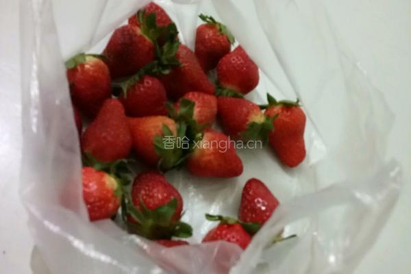 草莓粒酸奶的做法图解1