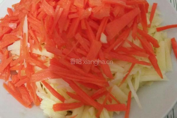 红萝卜土豆酸菜包的做法图解2