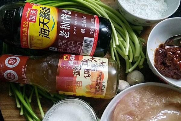 蒜薹鸡肉丝的做法图解1