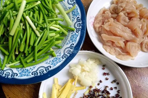 蒜薹鸡肉丝的做法图解2