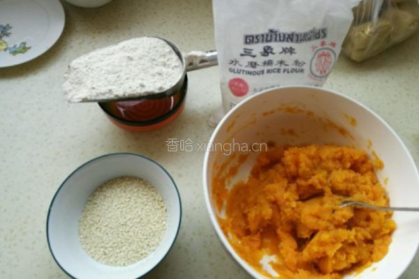 芝麻地瓜糯米饼的做法图解1