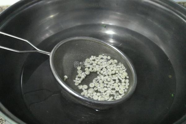 西兰花奶酪卷的做法图解3