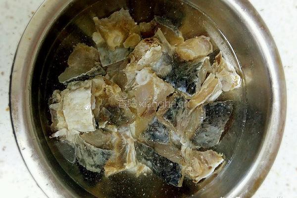 红烧咸鱼块的做法图解1