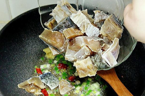 红烧咸鱼块的做法图解4